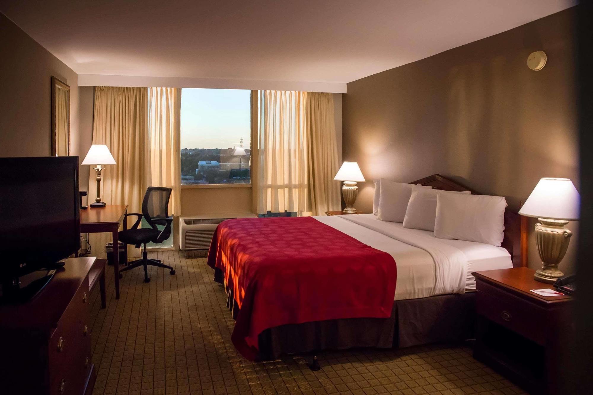 Ramada Plaza By Wyndham Atlanta Downtown Capitol Park Hotel Exterior photo